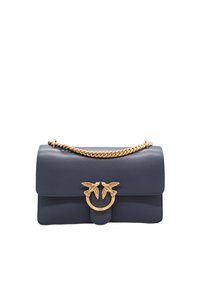 Borsa a tracolla in pelle blu navy con tracolla a catena dorata e due decorazioni a forma di uccello su una chiusura circolare. Presenta una chiusura a patta e una texture liscia.