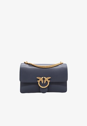 Borsa a tracolla in pelle blu navy con tracolla a catena dorata e due decorazioni a forma di uccello su una chiusura circolare. Presenta una chiusura a patta e una texture liscia.