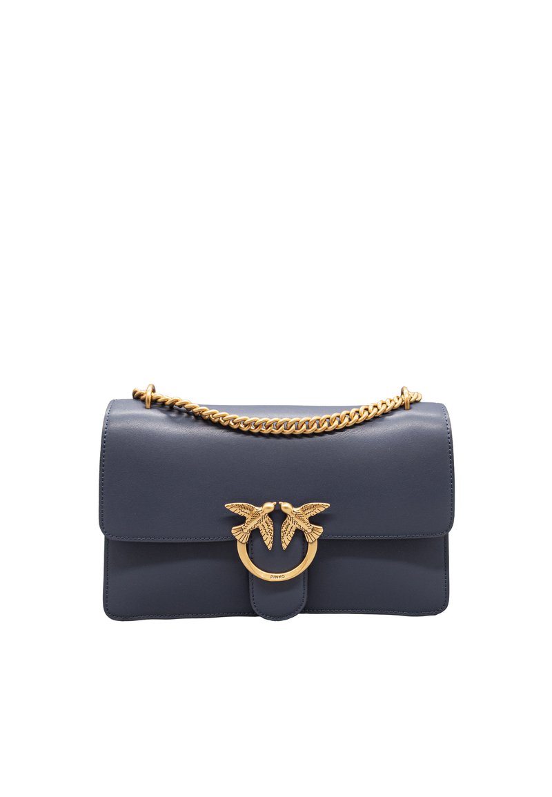 Borsa a tracolla in pelle blu navy con tracolla a catena dorata e due decorazioni a forma di uccello su una chiusura circolare. Presenta una chiusura a patta e una texture liscia.