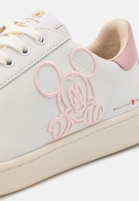 MOA - Master of Arts Trainers - white