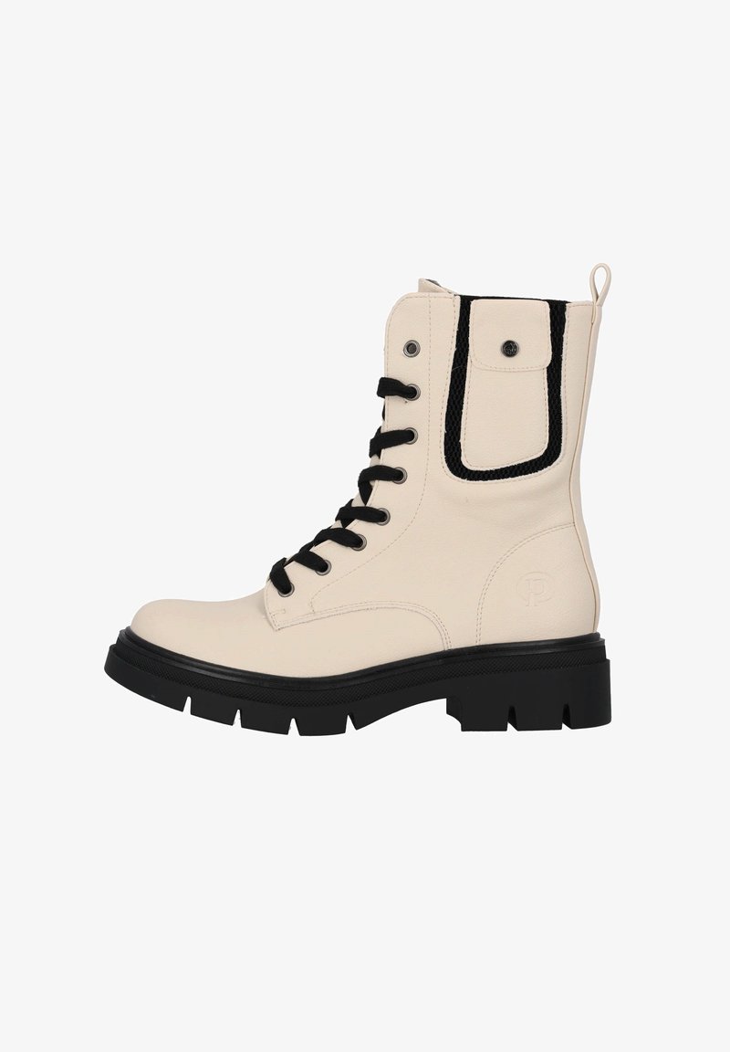 Botín de cuero beige hasta el tobillo con cordones negros, panel lateral texturizado y suela negra gruesa. Presenta una tira de agarre y un detalle de logo.