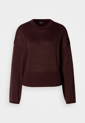 Suéter de punto burdeos con una textura suave y brillante, con cuello redondo y dobladillo acanalado, mangas largas de corte relajado.