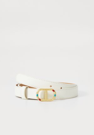 Weißer Leder Gürtel mit ovaler goldfarbener Schnalle, versehen mit roten und blauen Akzenten, glatter Textur und mehreren Einstichlöchern.