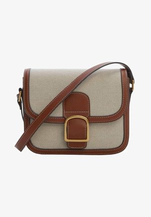 Borsa a tracolla in tessuto beige con dettagli in pelle marrone, fibbia color oro, forma rettangolare e tracolla regolabile. Dettagli cuciti inclusi.