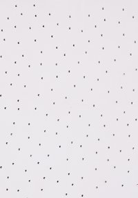 Biała tkanina z równomiernie rozmieszczonymi metalicznymi srebrnymi ćwiekami ułożonymi w siatkę, tworząca subtelną fakturę i dekoracyjny szczegół.