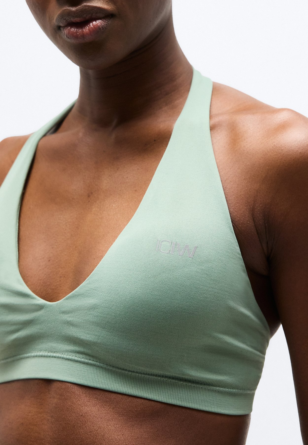 DEFINE SEAMLESS HALTER SPORTS BRA