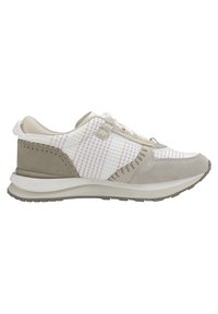 Sneaker sportivo con tomaia in mesh bianco e beige chiaro con accenti testurizzati, tallone in morbida suede grigia e suola in gomma bianca.