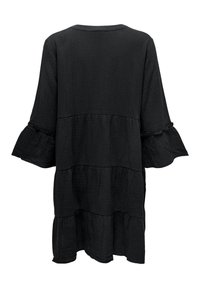 Robe noire texturée longueur genou avec manches trois-quarts évasées et détails volantés à étages au dos.