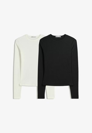 Zwei Langarmshirts: eines in Weiß und eines in Schwarz. Aus glattem Stoff gefertigt, mit Rundhalsausschnitten und figurbetonten Schnitten sowie geraden Säumen.