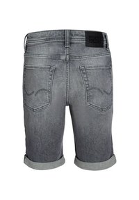Graue Jeansshorts mit normaler Passform, umgeschlagenen Säumen und detailreichen Gesäßtaschen. Mit einem schwarzen Markenlabel am Bund.