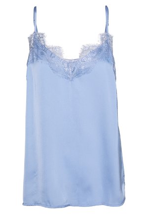 Lyseblå satin camisole med tynde stropper og delikate blondekanter langs V-udskæringen og de øverste kanter.
