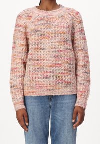 Sweter wykonany na drutach w pastelowych odcieniach różu, pomarańczu i beżu, z fakturowanym wzorem, okrągłym dekoltem oraz ściągaczami w mankietach i u dołu.