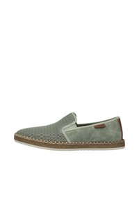 Scarpa slip-on verde chiaro con tomaia in rete testurizzata, dettagli in suede e suola in juta intrecciata. Presenta un piccolo etichetta con logo marrone sul lato.