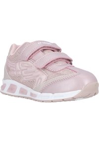 Baskets de sport rose clair avec dessus en maille et cuir, deux bandes Velcro, design texturé et semelle blanche rembourrée avec accents translucides.