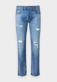 Jeans de mezclilla azul claro con un diseño de pierna recta, que presentan múltiples áreas desgastadas y detalles deshilachados en las rodillas. Acentos en cobre.