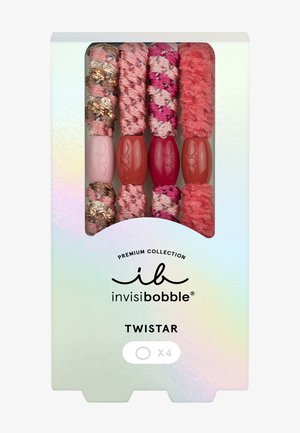 Cuatro coleteros cubiertos de tela en rosa y rojo con cuentas sólidas en el centro en un embalaje iridiscente etiquetado como Invisibobble Twistar.