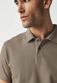 Next REGULAR FIT - Pólóing - neutral brown