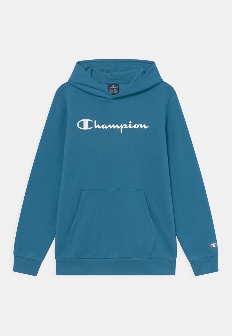 Sweat à capuche bleu Champion avec poche kangourou à l'avant, logo Champion blanc sur la poitrine et petit logo sur le bord de la manche gauche.
