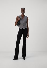 ONLY Tall ONLHELLA LIFE RETRO - Trapezaste traperice - black denim