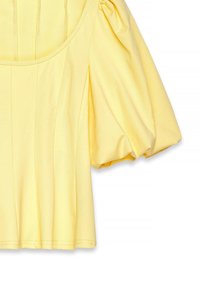 Gelbe kurzärmlige Bluse mit Rundhalsausschnitt, gefälteltem Vorderteil und gerafften Schultern; aus weichem, dehnbarem Stoff gefertigt.