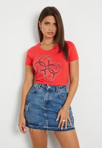 Guess 4G LOGO TEE - Camiseta estampada - rot