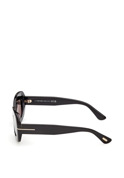 Lunettes de soleil noires Tom Ford avec des montures rectangulaires épaisses et des verres sombres, vues de côté avec les détails de la marque et du modèle sur la branche.