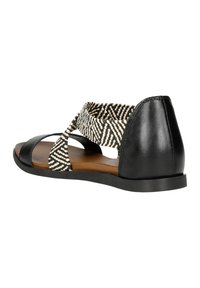 Černé kožené sandály s tkaným černobílým detailem na pásku, otevřenou špičkou a nízkým blokovým podpatkem. Hladká textura a minimální akcenty.