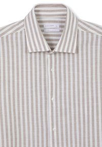 Chemise rayée beige clair et blanche en lin ; avec un col classique, une coupe régulière et une fermeture à boutons blancs.