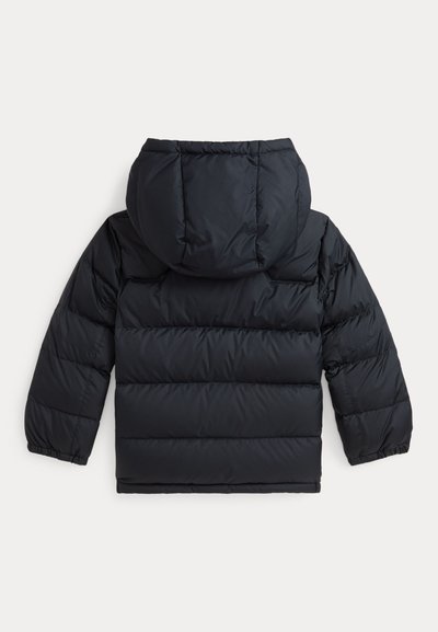 Giacca imbottita nera con cappuccio, caratterizzata da un design trapuntato, polsini elastici e una texture esterna liscia. Visualizzazione posteriore.