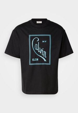 Fekete pamut póló merész türkiz grafikával, amelyen a "Calvin Klein NY" felirat szerepel egy téglalap keretben. Rövid ujjú.