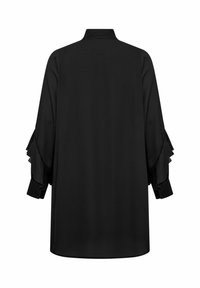 Bluză neagră cu guler, mâneci lungi, accente volăturate la mansete și o textură netedă, mată. Vedere din spate, fără nasturi sau deschideri vizibile.