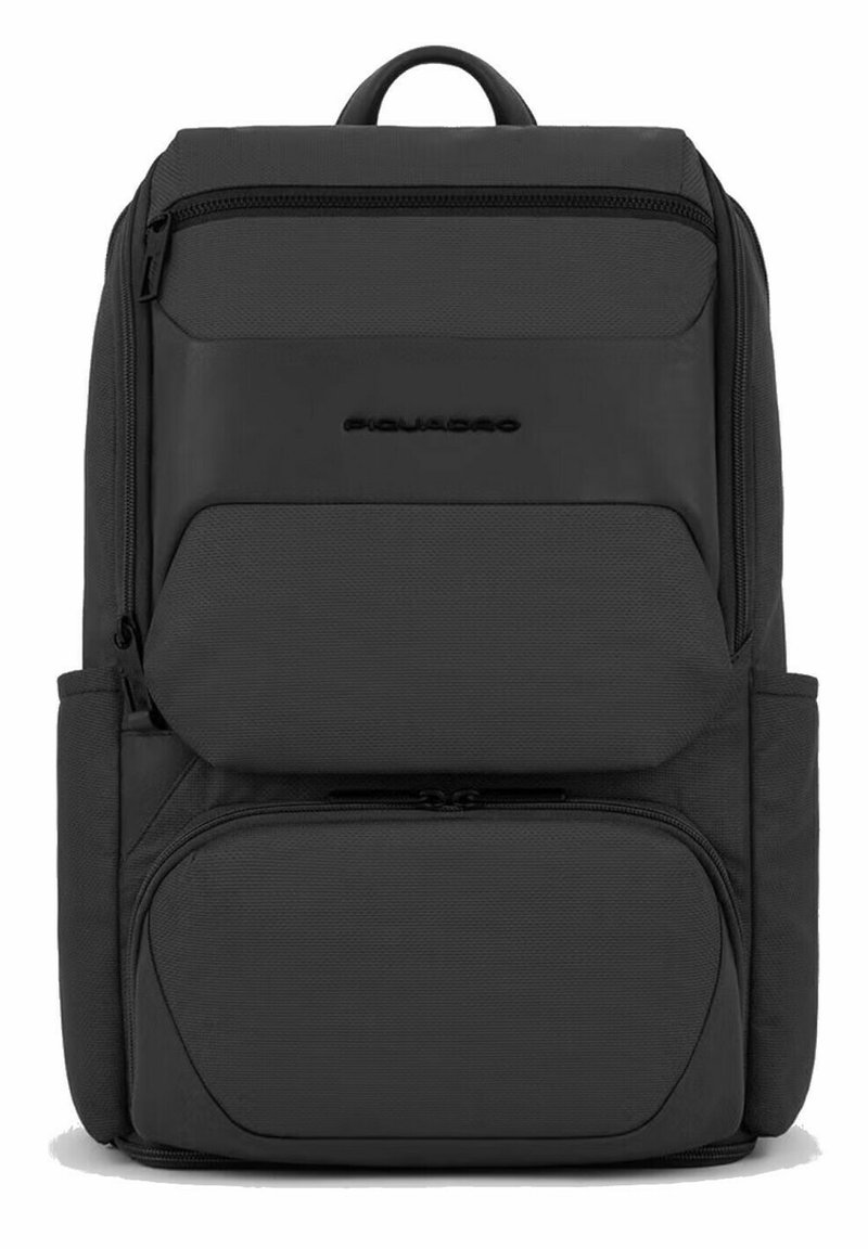Schwarzer Rucksack mit glatter Textur, mehreren Reißverschlussfächern, gepolstertem Rücken und verstellbaren Trägern. Verfügt über einen oberen Griff zum Tragen.