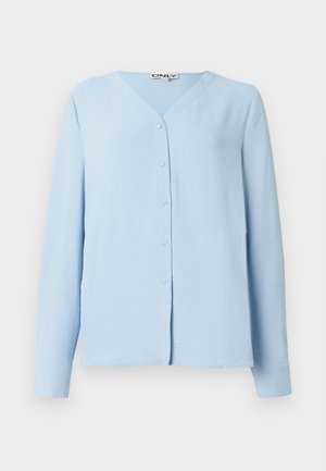 Svijetloplava košulja dugih rukava s V-izrezom i kopčanjem sprijeda. Izrađena od mekanog, teksturiranog tkanja s opuštenim krojem.