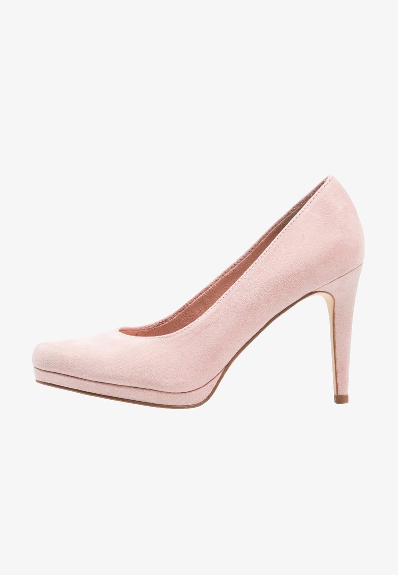 Escarpin à talon haut en daim rose, avec un bout arrondi et un talon aiguille fin. Présente une texture lisse et une couleur unie sans motifs.