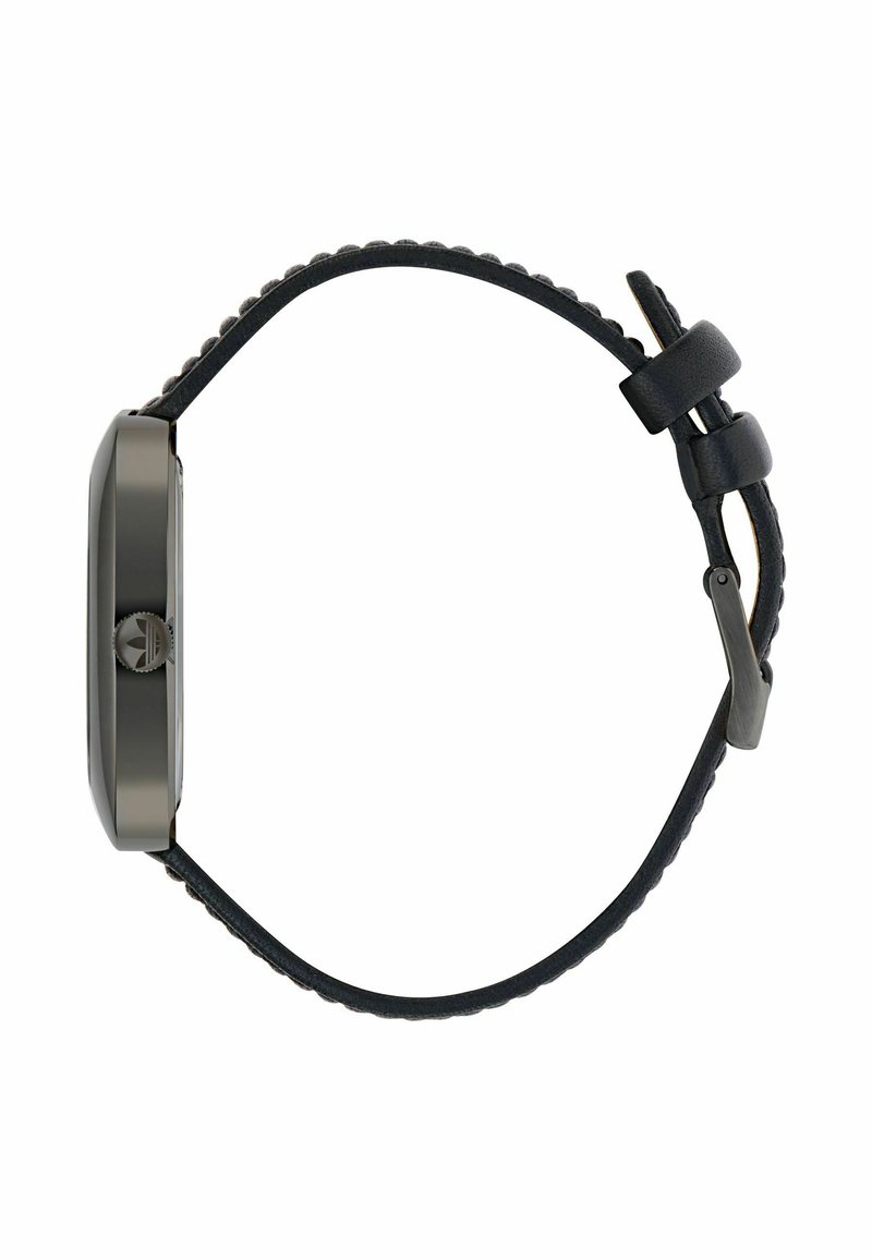 Montre en cuir noir avec un cadran rectangulaire, des accents métalliques, un bracelet texturé et une couronne en argent. Présente un design minimal et épuré.