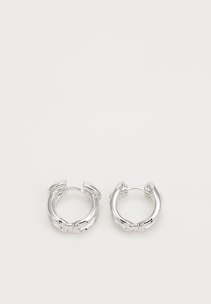 Boucles d'oreilles en argent avec une finition polie, présentant un design lisse et arrondi ainsi qu'une fermeture à charnière, affichant une esthétique élégante et moderne.