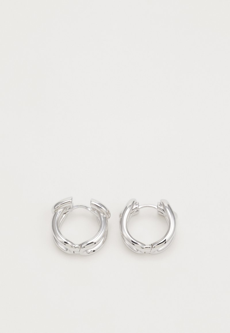 Ασημένια σκουλαρίκια κρίκοι με γυαλιστερό φινίρισμα, με λεία, στρογγυλή σχεδίαση και κλείσιμο με μεντεσέ, που προσφέρουν μια κομψή και σύγχρονη αισθητική.