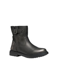 Bottine en cuir noir avec un bout arrondi, un talon bas et une boucle décorative sur le côté. Texture lisse et design minimaliste.