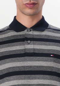 Tommy Hilfiger STRIPE STRUCTURE  - Pikeepaita - desert sky/mid grey