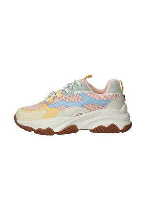 Pastelkleurige sneaker met mesh en suede materialen, dikke witte tussenzool, gestructureerde bruine buitenzool en contrasterende blauwe en gele accenten.