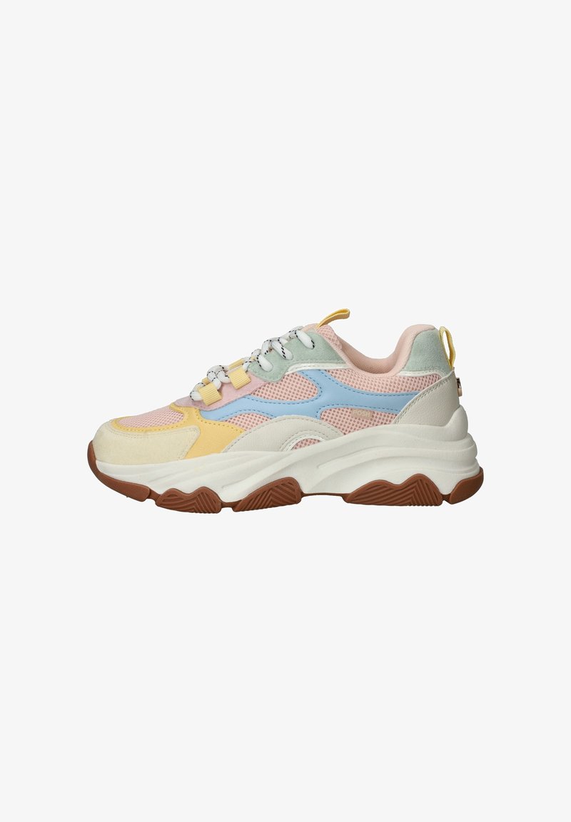 Pastelkleurige sneaker met mesh en suede materialen, dikke witte tussenzool, gestructureerde bruine buitenzool en contrasterende blauwe en gele accenten.