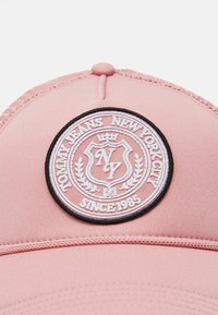 Tommy Jeans VARSITY TRUCKER - Gorra - chalky pink