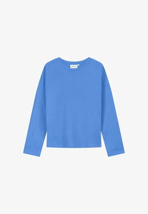 Lichtblauw shirt met lange mouwen en ronde hals, voorzien van kleine verspreide strassteentjes op de voorkant en mouwen.