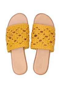 Geweven gele leren sandalen met brede banden, platte tan kleurige zolen en open neuzen bieden een gestructureerd, ademend ontwerp.