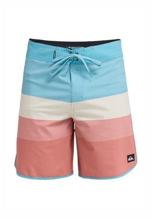 Herren-Badeshorts mit horizontalen Streifen in Hellblau, Weiß und Korallenrosa, mit Tunnelzugbund und Logopatch. Schnell trocknender Stoff.