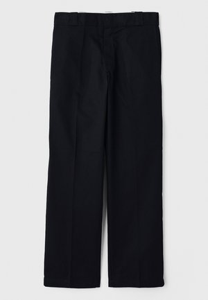 Czarne spodnie wykonane z gładkiego materiału, charakteryzujące się prostą nogawką, bocznymi kieszeniami oraz klasycznym paskiem z szlufkami.