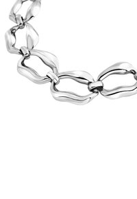 Collier en chaîne en métal argenté présentant des formes ovales lisses et liées, avec une texture légèrement ondulée et une finition polie.