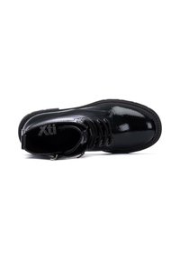 Stivaletti alla caviglia in pelle verniciata nera con punta rotonda, chiusura con lacci, suola texturizzata e zip laterale per una facile calzata.