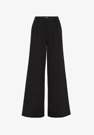 Pantaloni neri a gamba larga realizzati in tessuto morbido, con una vita aderente, pieghe frontali e un design sartoriale senza motivi o dettagli visibili.