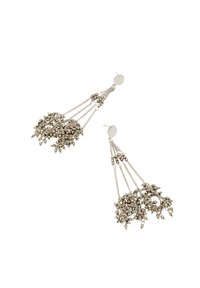 Pendientes en tono plateado con cadenas en cascada que presentan racimos decorativos y cuentas, mostrando un detallado intrincado y diversas texturas.